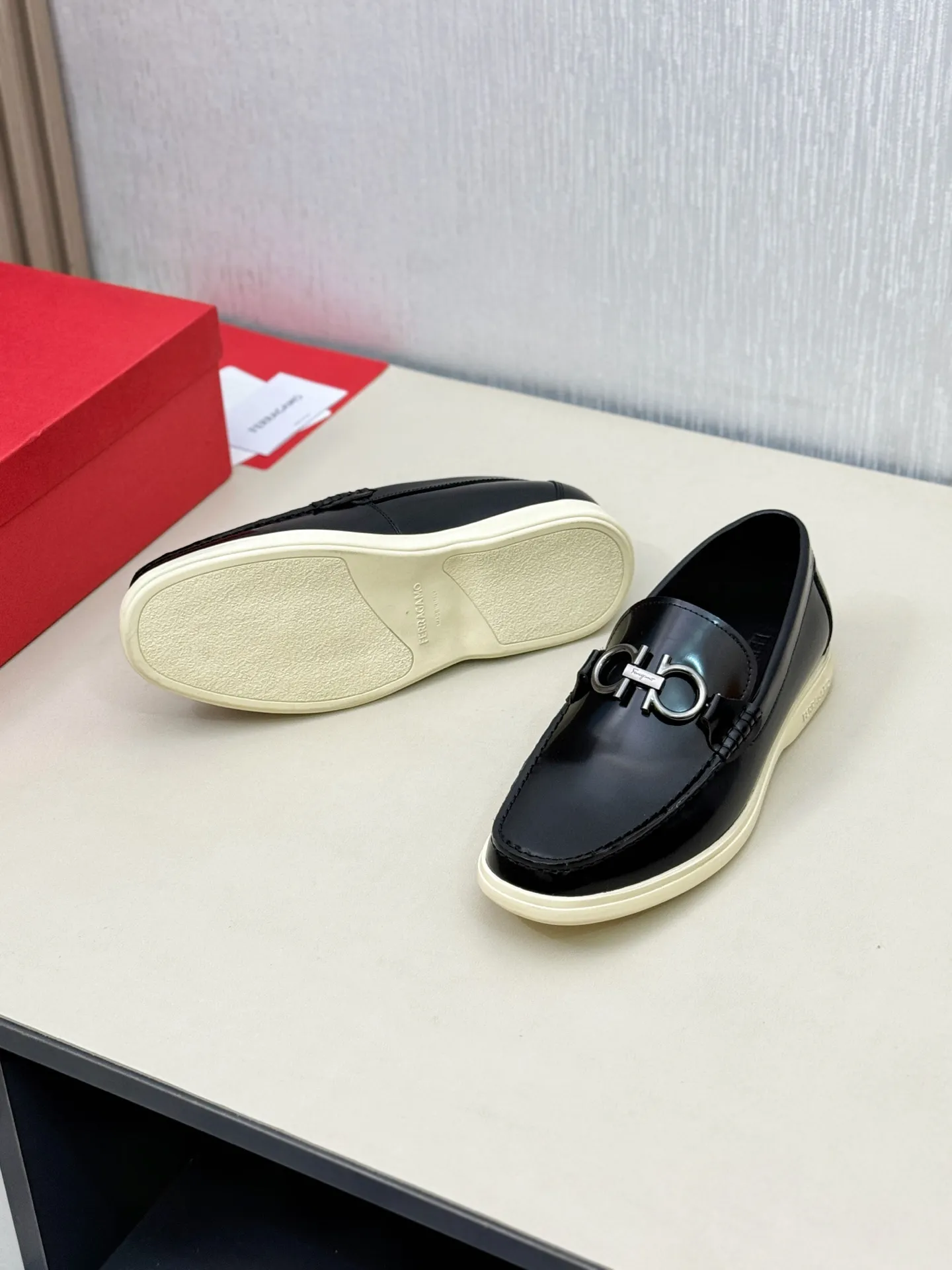 [Ferragamo] P: 580💰 Number of yards: 38~44 (45 orders are non-returnable) Ferragam's new men's driving shoes, the fabric is made of imported cowhide, with visible texture, heavy industrial stitching, dyed calfskin inside, standard logo cowhide feet, big-name experience, soft and comfortable on the feet, a men's favorite, special non-slip and wear-resistant rubber soles, easy to handle various occasions, with original box packaging!